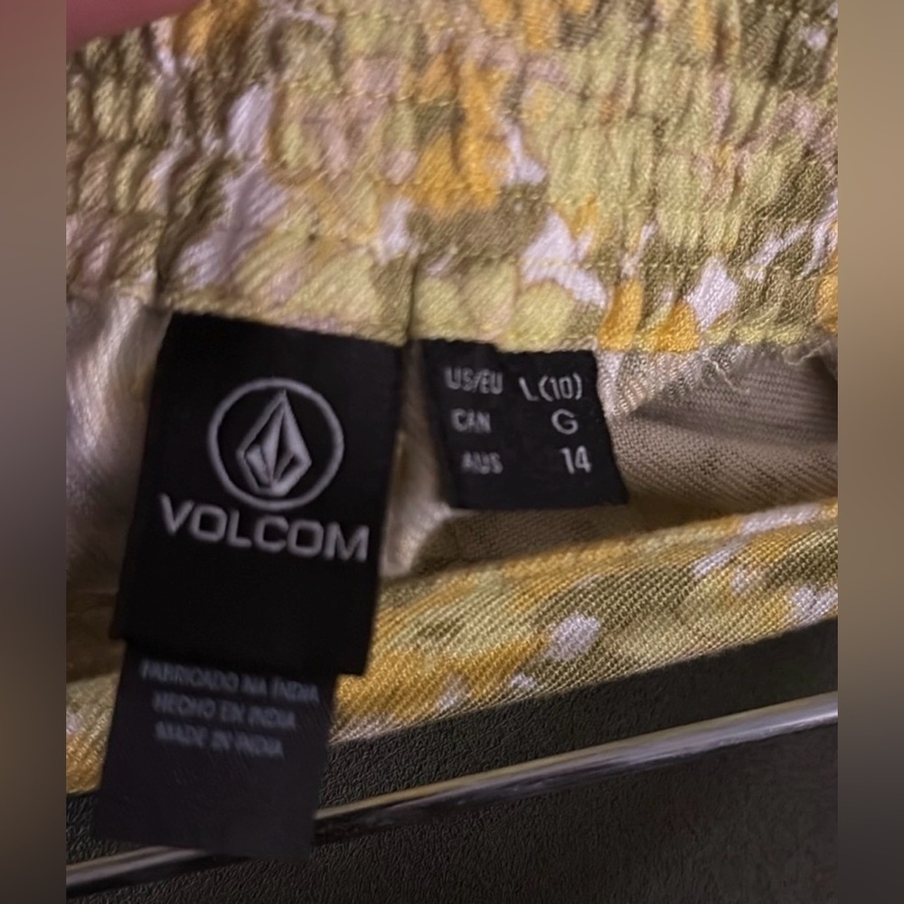 VOLCOM Shorts Set - Picture 9 of 10